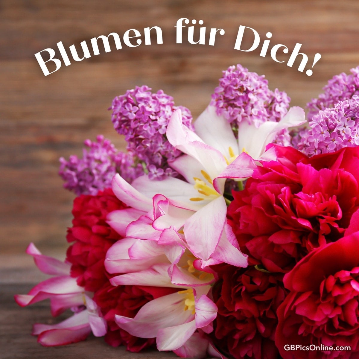 Buntes Blumenbouquet mit „Blumen für Dich!“ Text auf Holzhintergrund