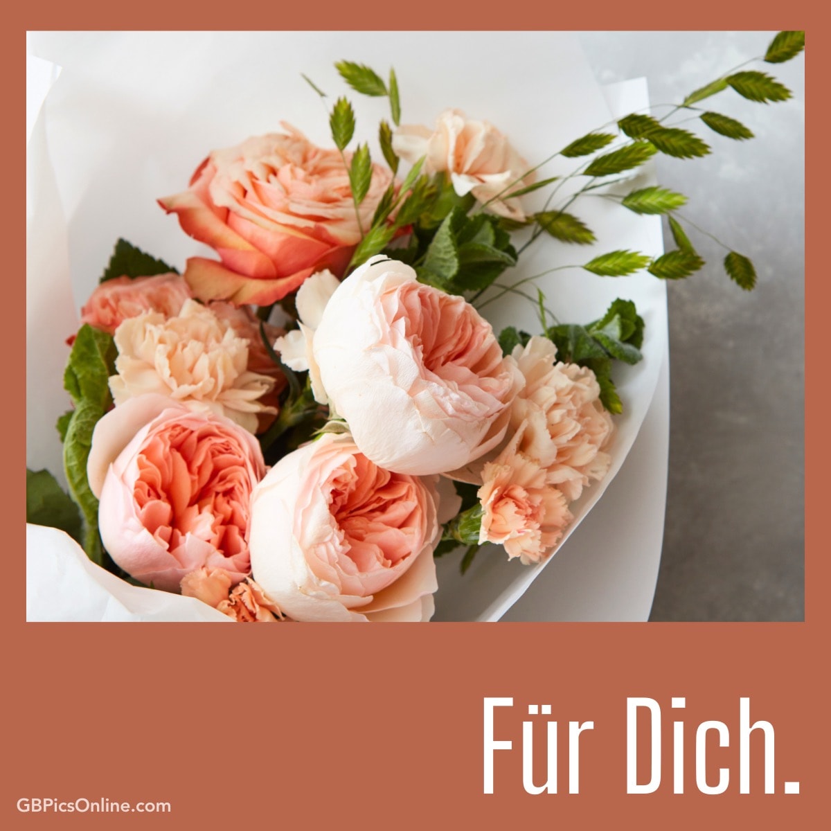 Ein Strauß rosafarbener Rosen mit der Aufschrift „Für Dich.“