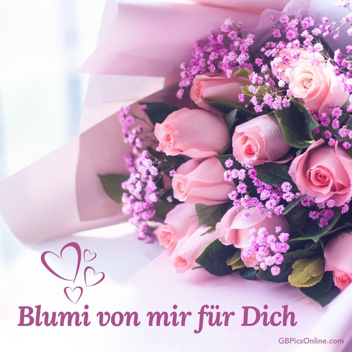 Ein Strauß rosa Rosen mit kleinen lilafarbenen Blümchen und dem Text „Blumi von mir für Dich“