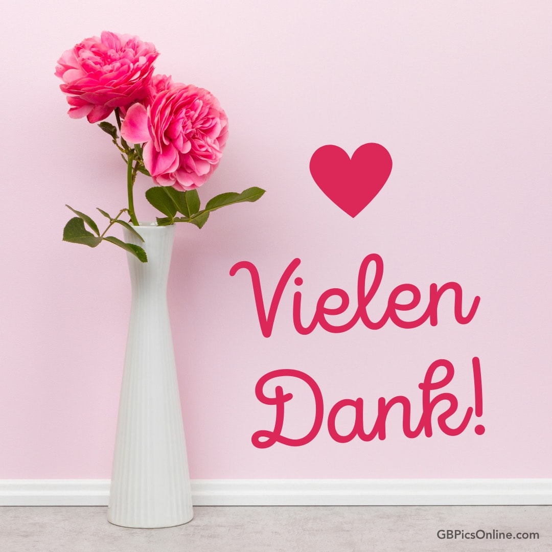 Rosen in einer Vase und „Vielen Dank!“ Text mit Herz auf rosa Hintergrund