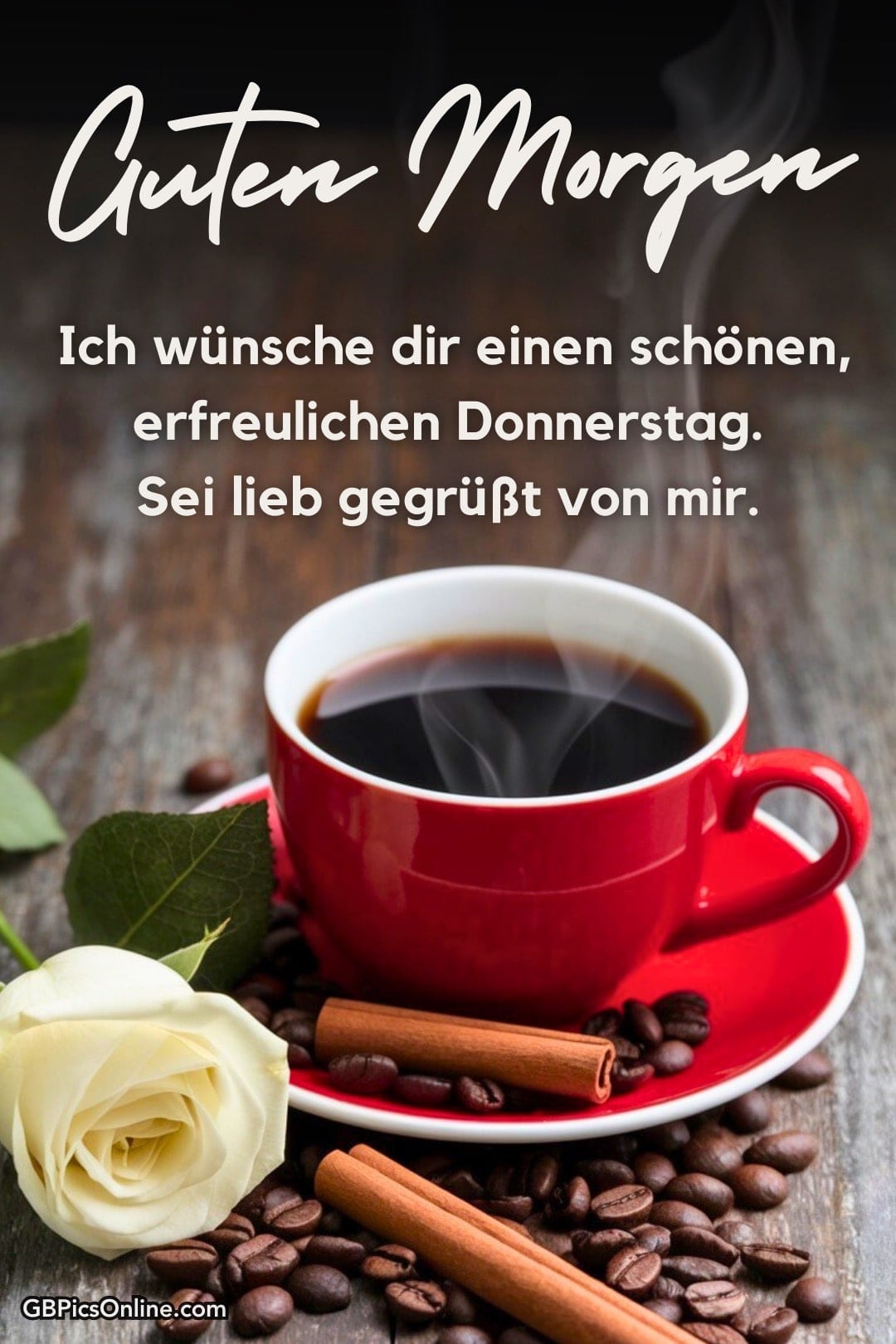 Eine rote Kaffeetasse, umgeben von Kaffeebohnen und einer weißen Rose