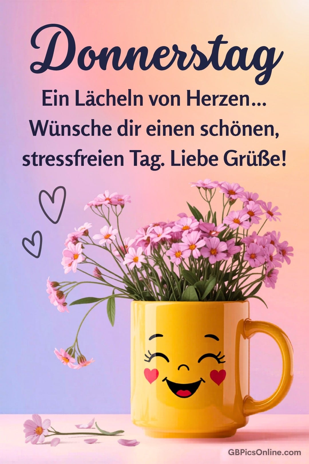 Donnerstagsgruß mit Blumen in gelber Tasse mit Smiley, Pastellhintergrund und Wunsch für stressfreien Tag