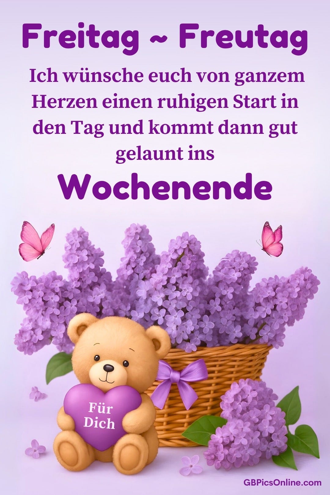Ein Teddybär hält ein Herz, umgeben von lila Blumen und einem Schmetterling