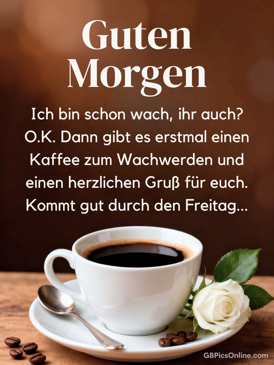 Tasse schwarzer Kaffee auf Untertasse mit Löffel, Kaffeebohnen und weißer Rose; Grußtext „Guten Morgen“