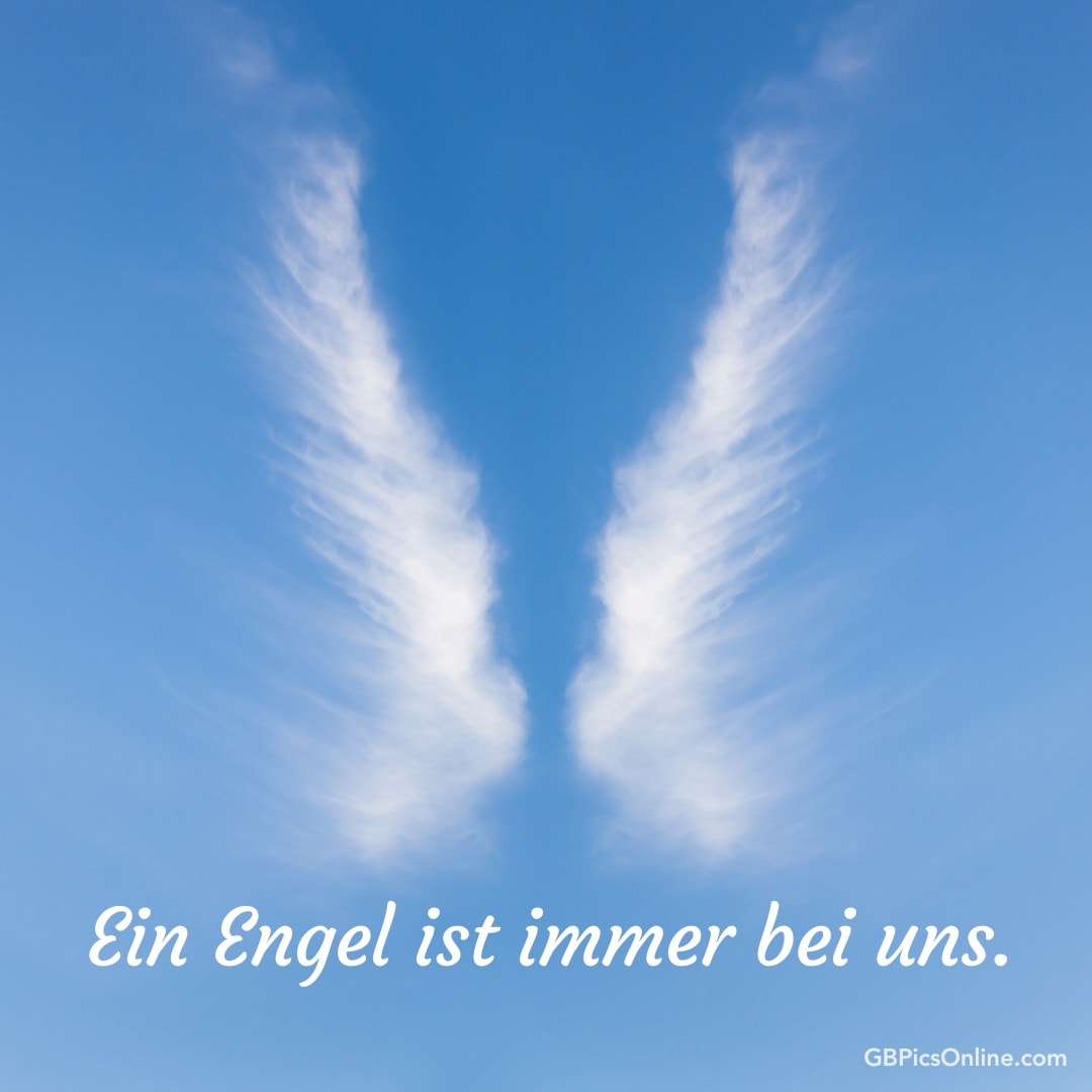 Wolken am Himmel erinnern an Engelsflügel, darunter steht „Ein Engel ist immer bei uns.“