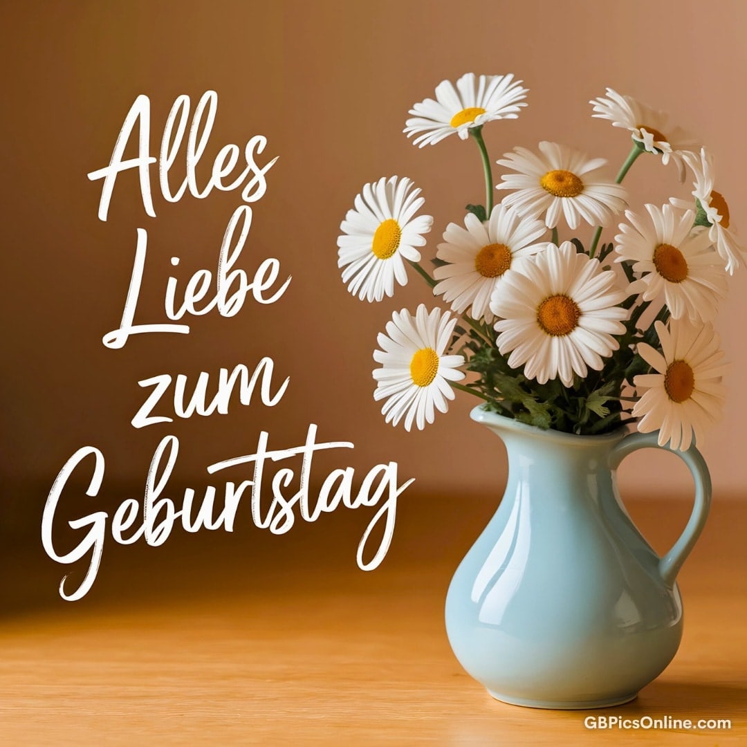 Ein Strauß weißer Margeriten in einer hellblauen Vase steht auf einem Holztisch. Text: „Alles Liebe zum Geburtstag“
