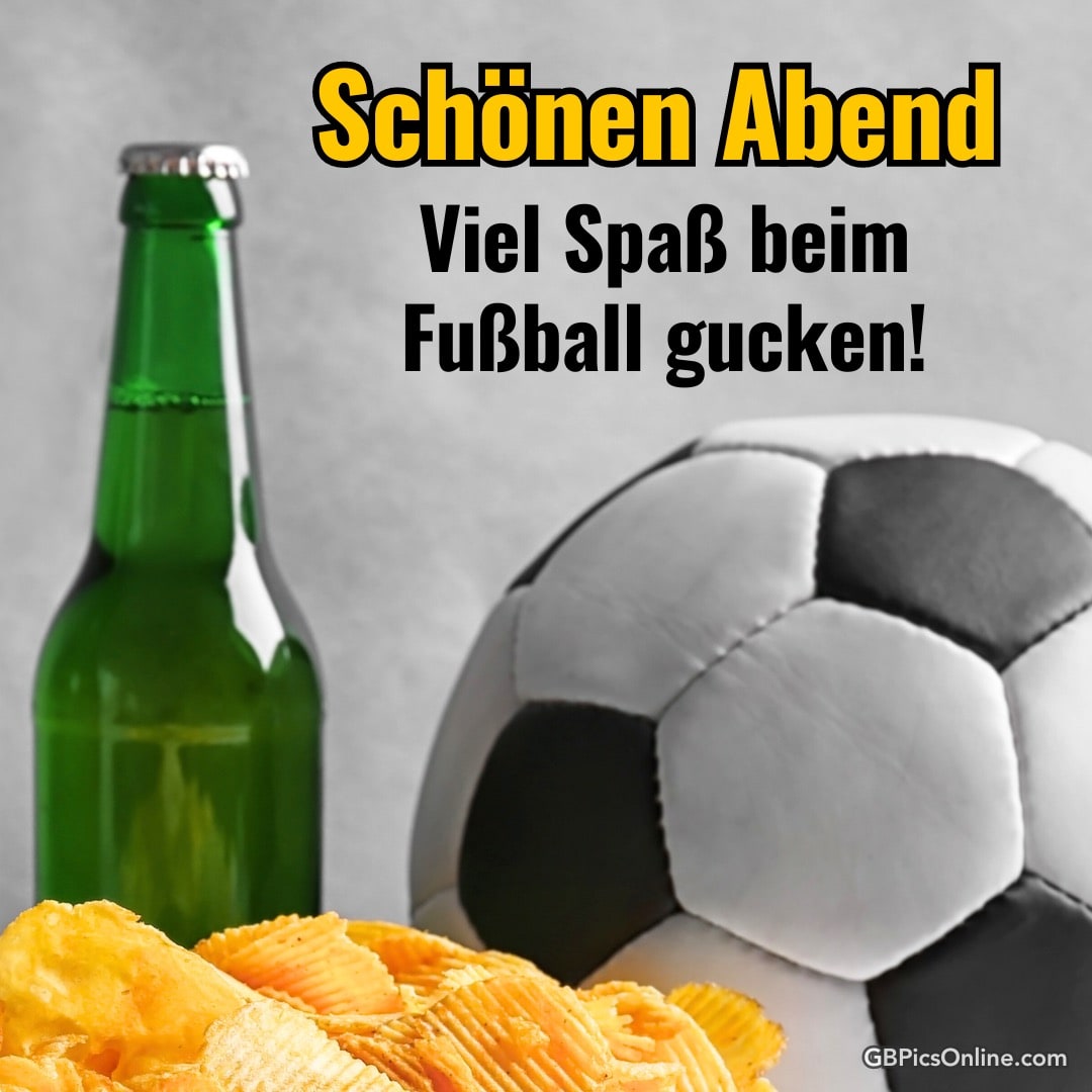 Grünes Bier neben Fußball und Chips, mit Wünschen für einen schönen Fußballabend