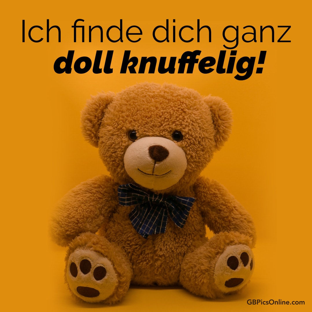 Ein Teddybär mit Fliege vor gelbem Hintergrund und dem Text „Ich finde dich ganz doll knuffelig!“