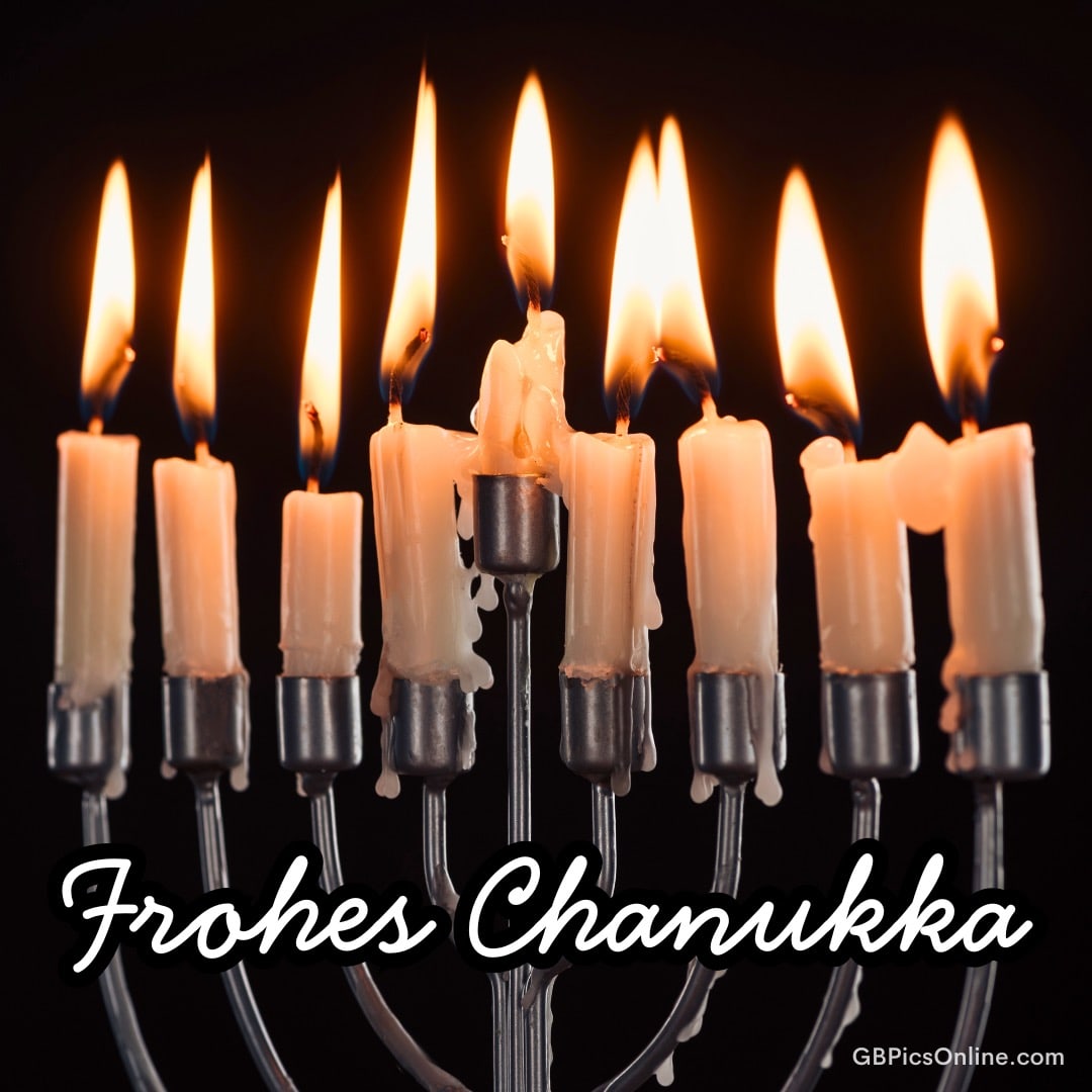 Brennende Kerzen auf einem Chanukka-Leuchter, umgeben von Dunkelheit mit der Aufschrift „Frohes Chanukka“