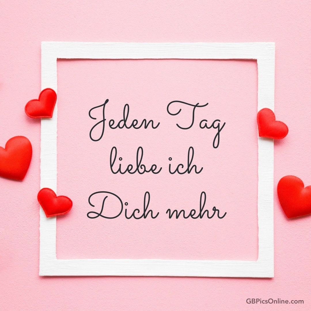 Ein rosa Hintergrund mit Herzen und der Schrift „Jeden Tag liebe ich Dich mehr“