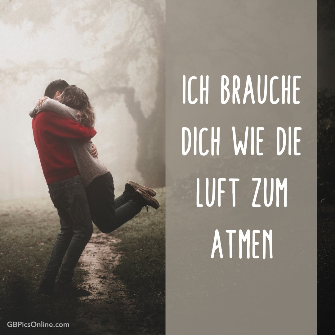 Ein Paar umarmt sich im Nebel mit dem Text „Ich brauche dich wie die Luft zum Atmen“