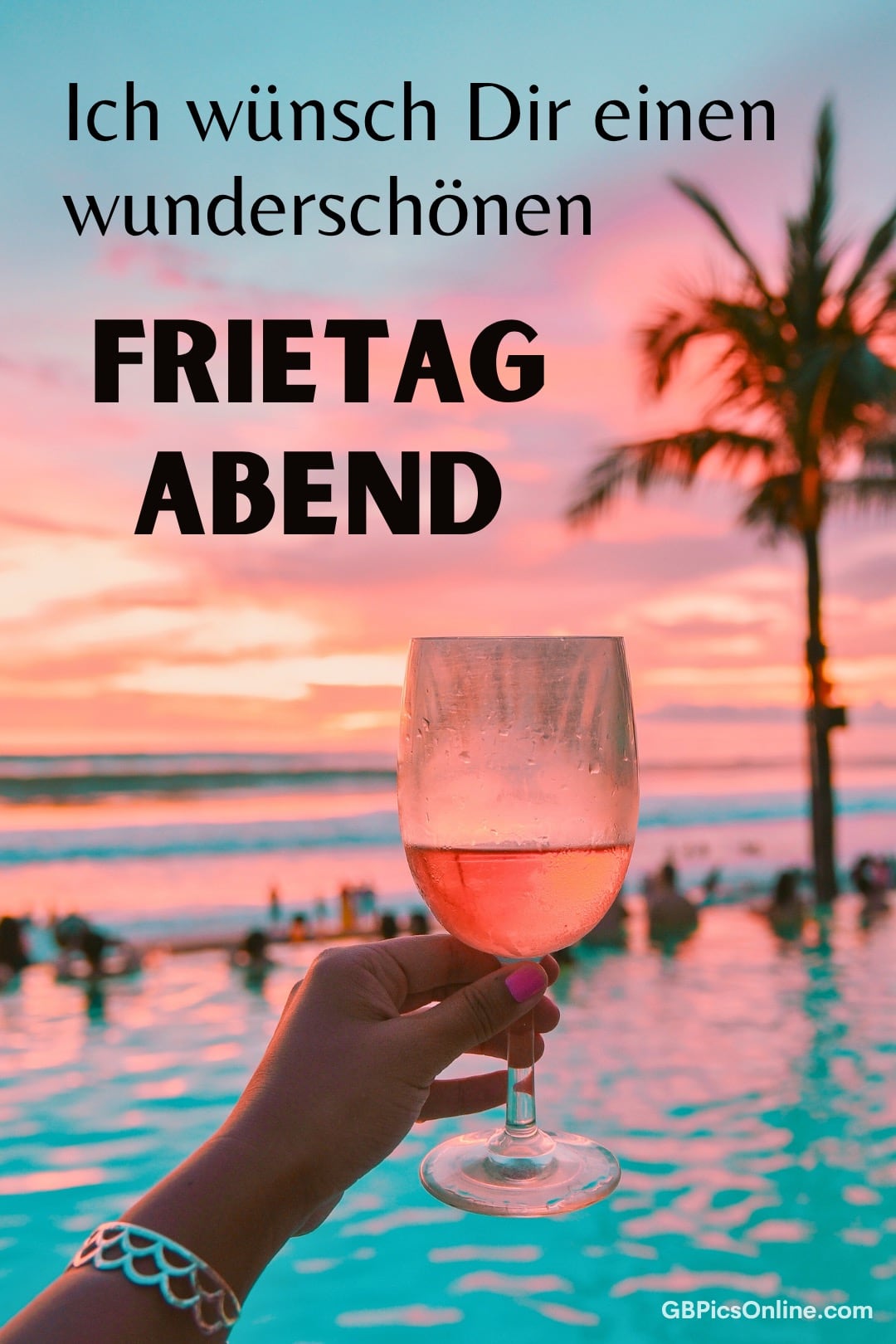Ein Glas Wein am Pool bei Sonnenuntergang mit Palmen im Hintergrund