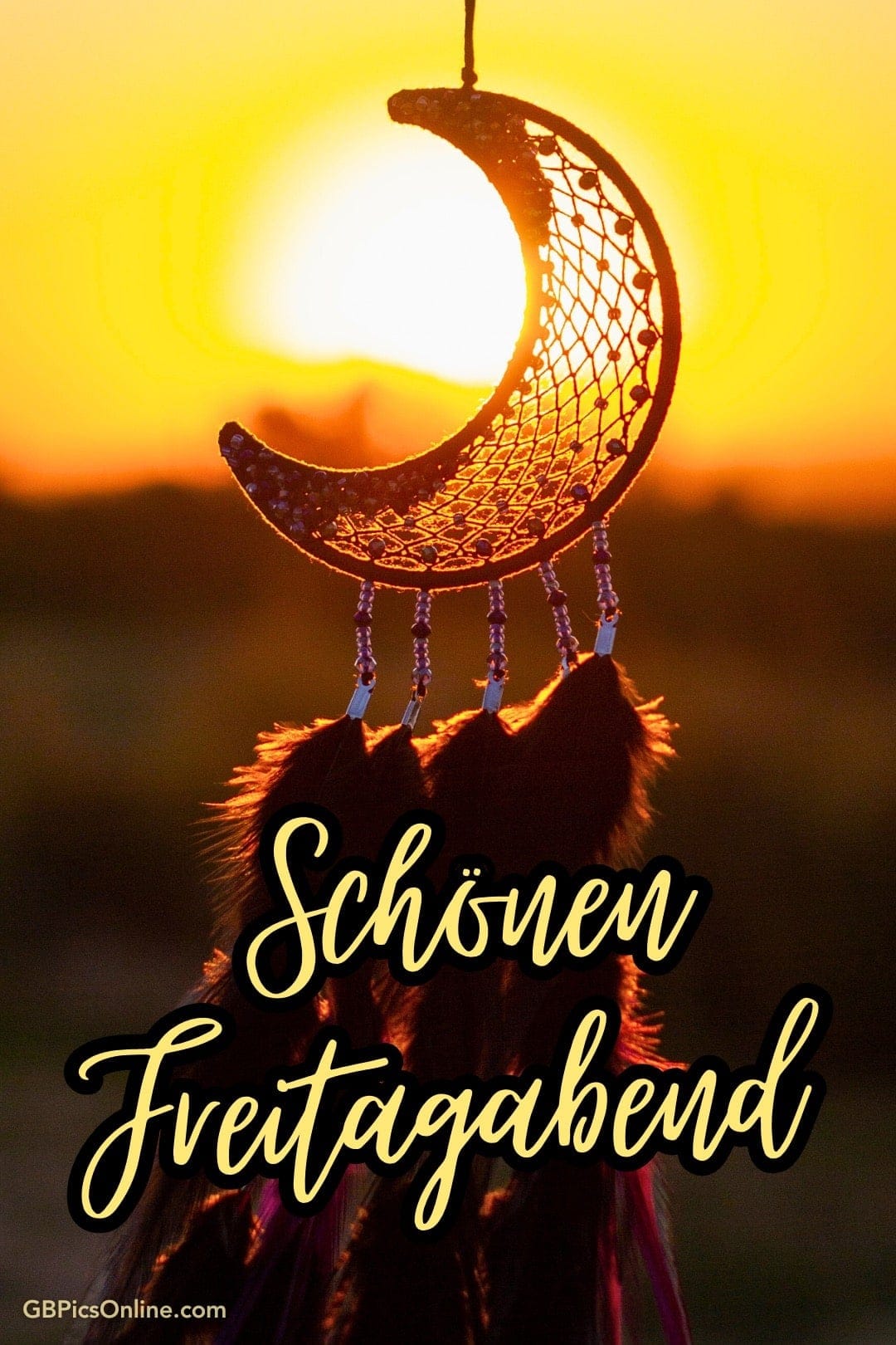 Träumefänger im Halbmond-Design vor Sonnenuntergang, Text: „Schönen Freitagabend“