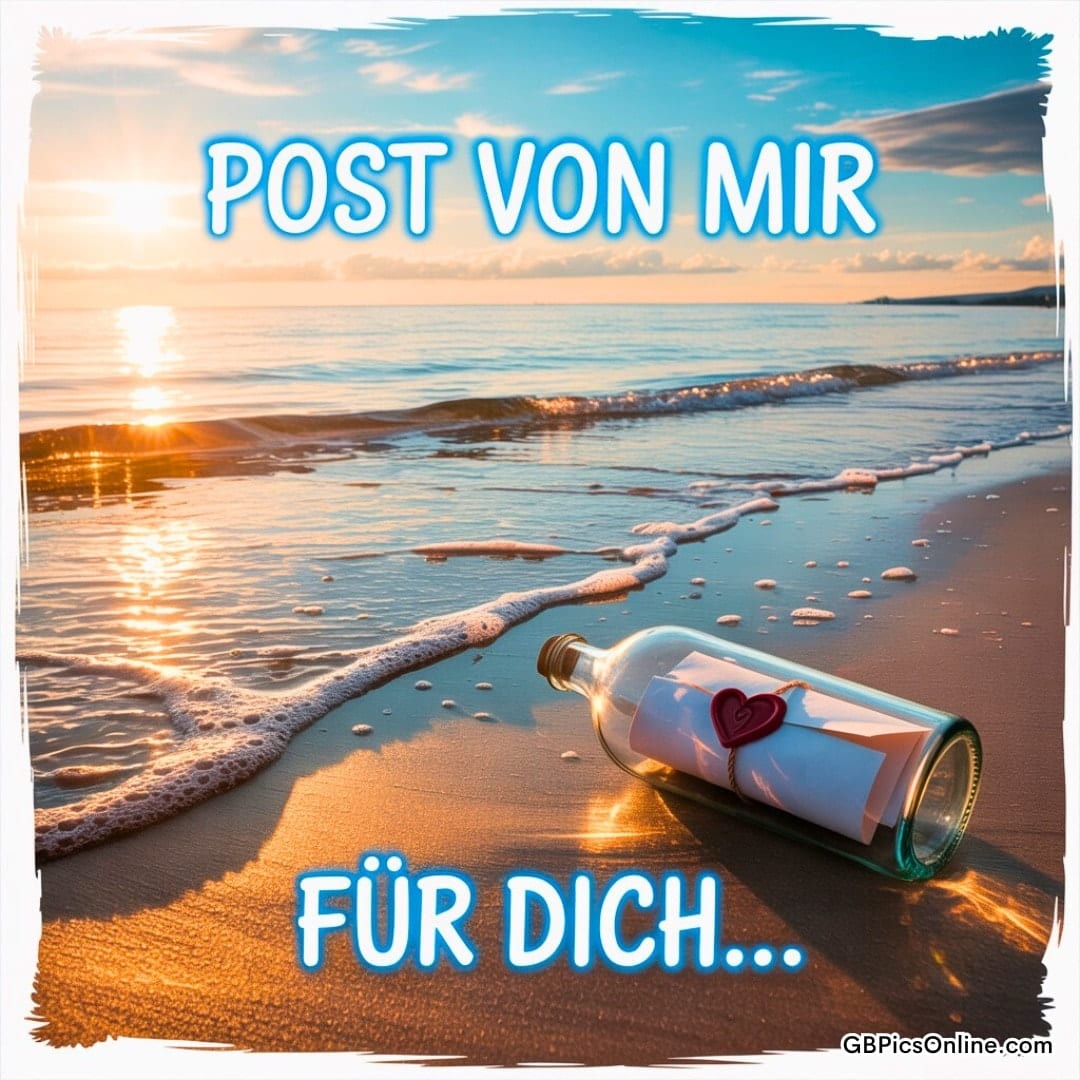 Sonnenuntergang am Strand mit Flaschenpost im Sand und Text „Post von mir - für dich“