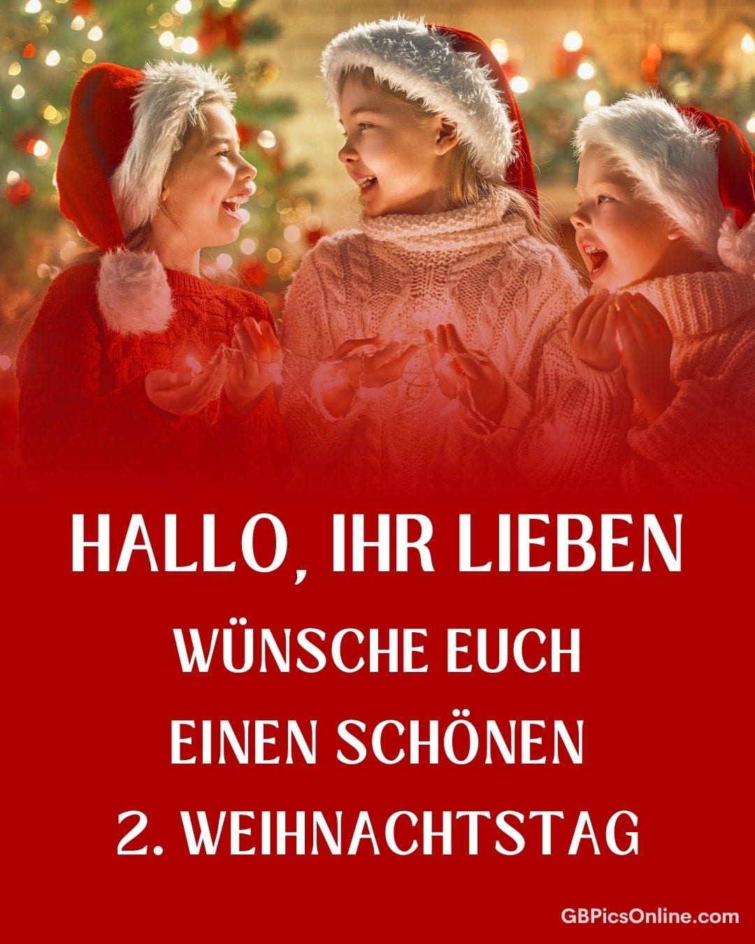 Drei Kinder in Weihnachtspullovern und -mützen lachen vor einem geschmückten Baum. Text wünscht schönen 2. Weihnachtstag