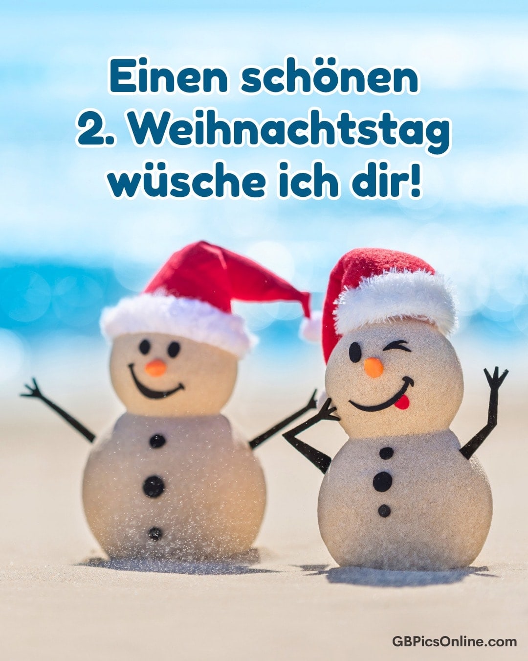 Zwei Sand-Schneemänner am Strand mit Weihnachtsmützen, darüber steht: „Einen schönen 2. Weihnachtstag wünsche ich dir!“