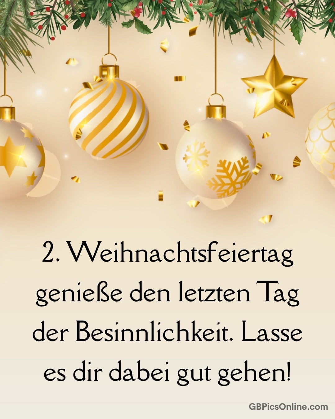 Goldene Weihnachtsschmuckkugeln und Sterne hängen an Tannenzweigen, darunter ein besinnlicher Text