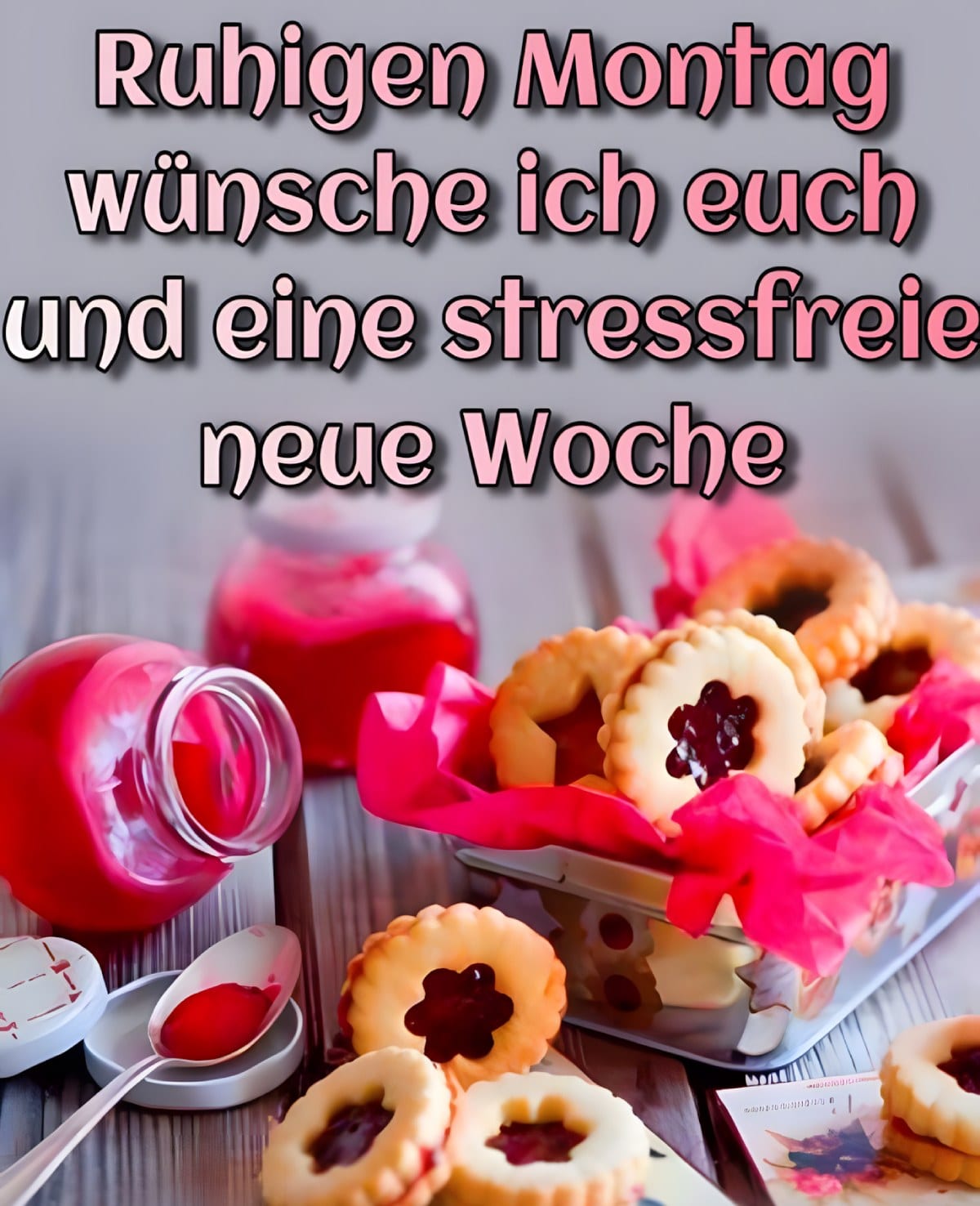 Kekse mit Marmeladenfüllung auf einem Tisch