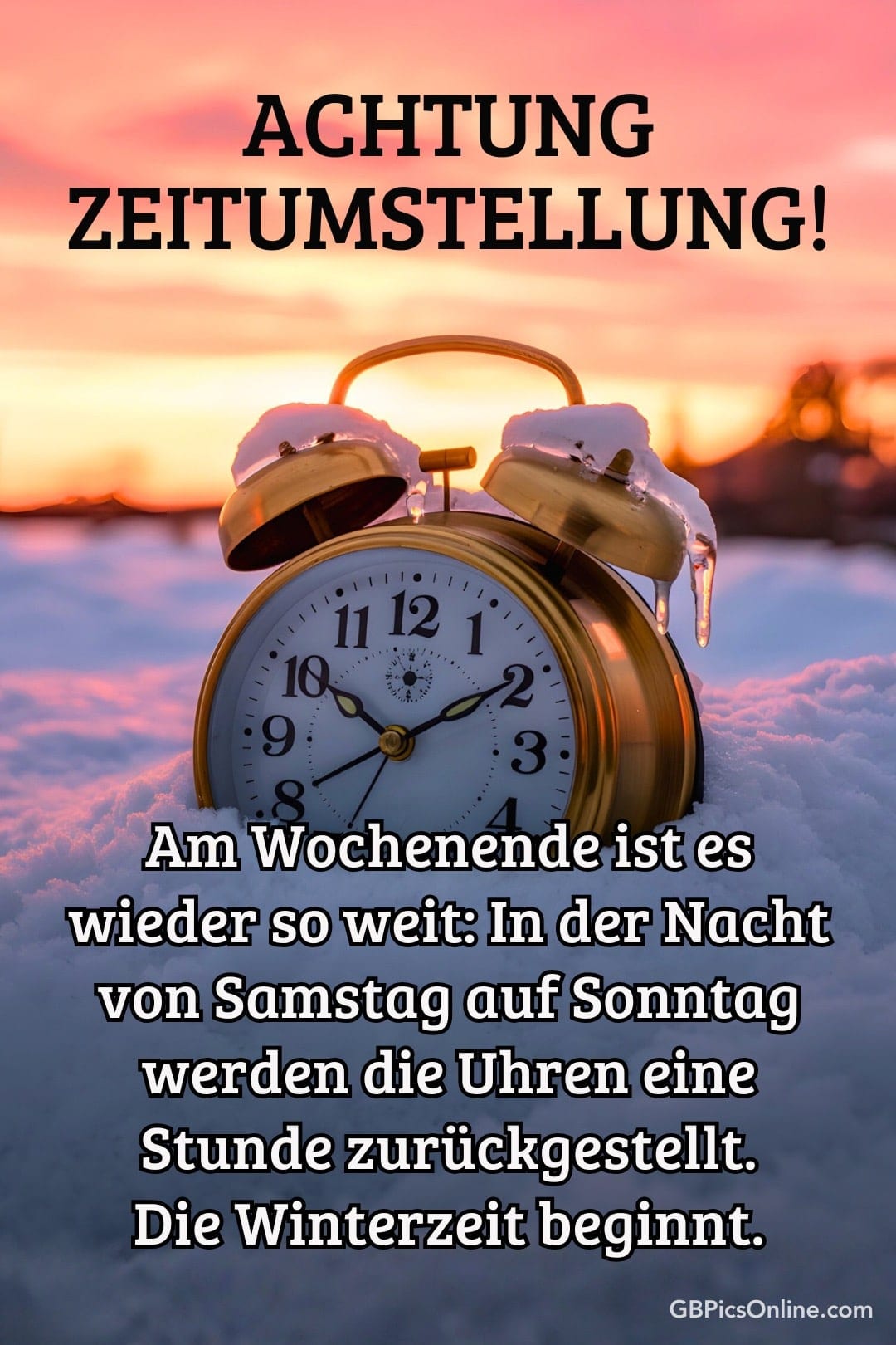 Wecker im Schnee vor einem Sonnenuntergang, darauf Hinweis zur Zeitumstellung