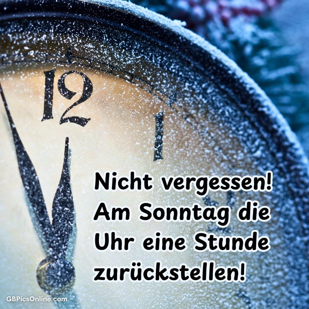 Erinnerung: Am Sonntag Uhr zurückstellen, verschneites Zifferblatt zeigt kurz vor zwölf