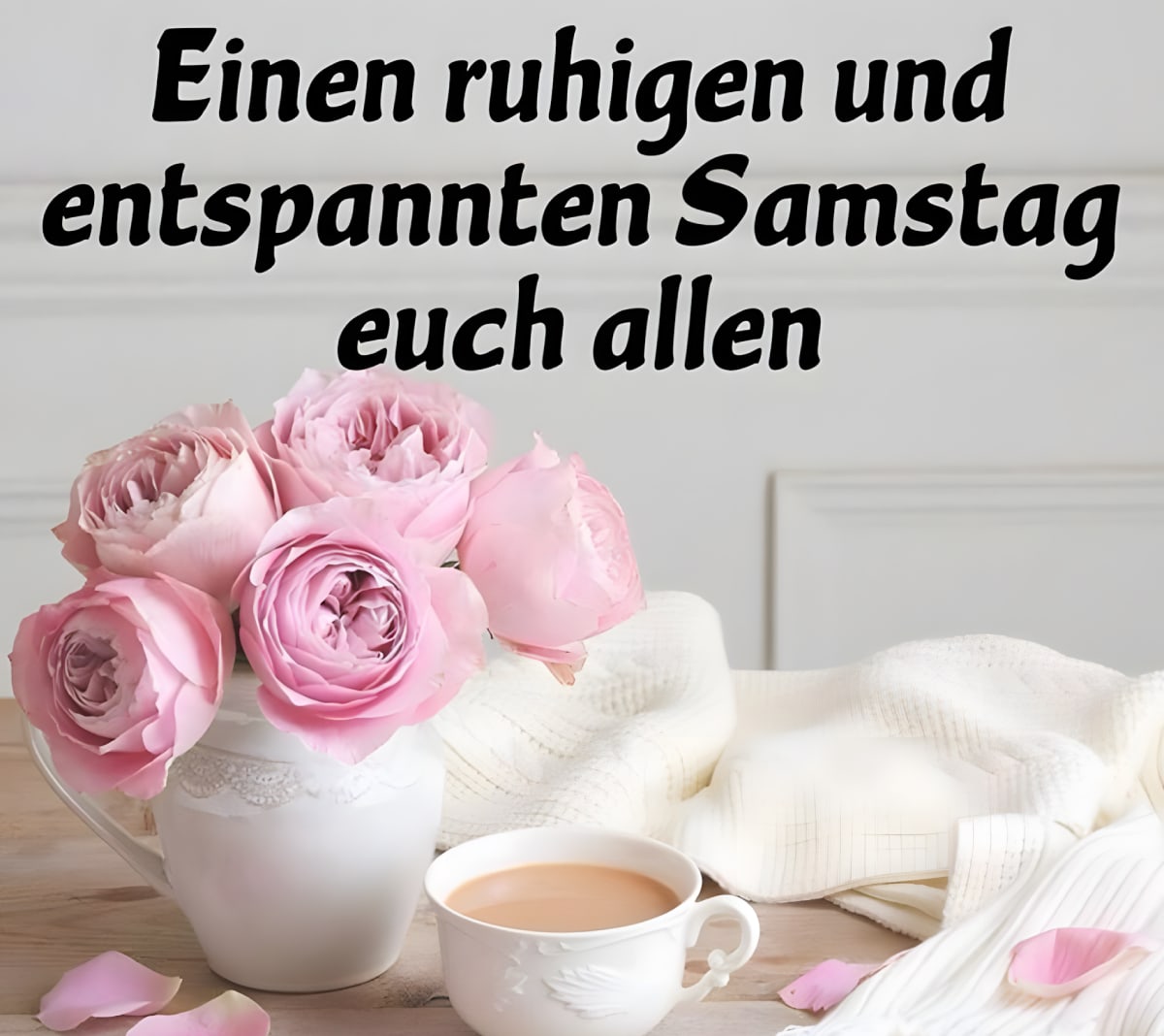 Rosen in einer Vase, Tasse Kaffee und ein gemütlicher Pulli