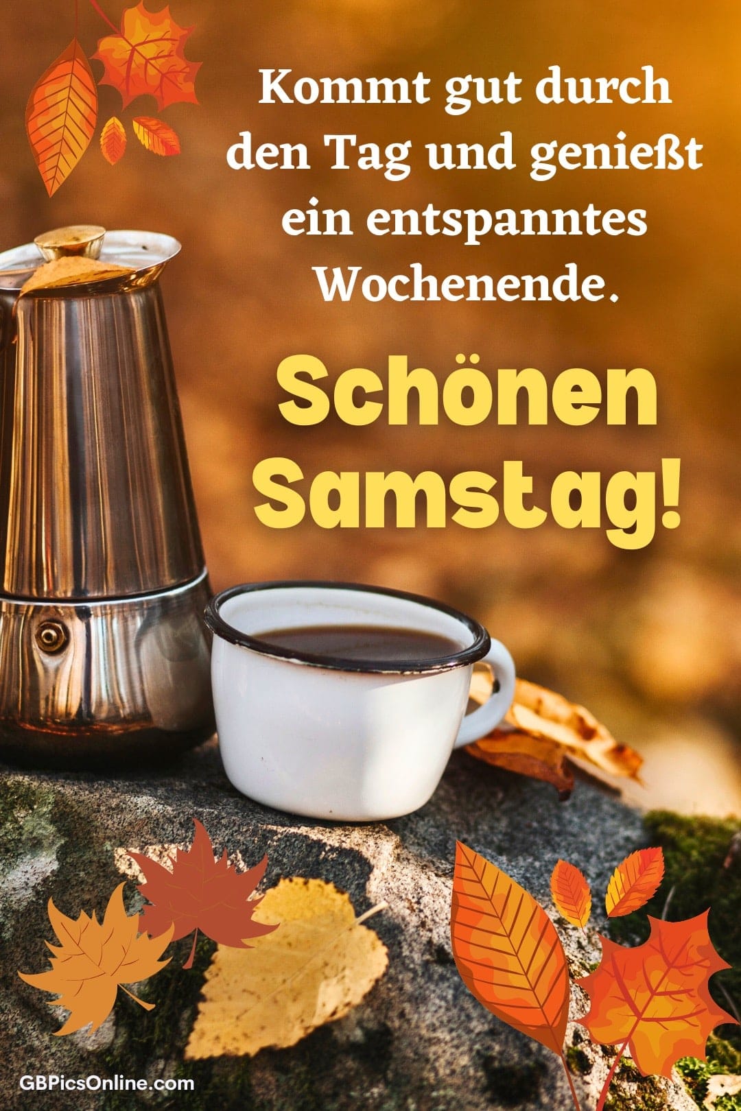 Kaffee und Herbstlaub mit Grüßen für einen schönen Samstag