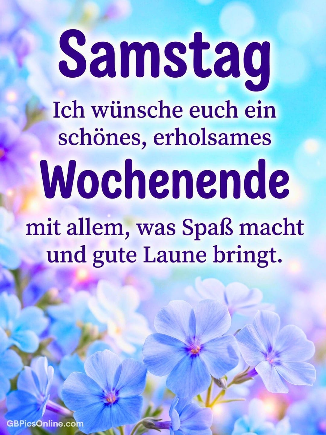 Samstagsgruß mit Wunsch nach erholsamem Wochenende, vor blauem Hintergrund mit zarten blauen Blumen