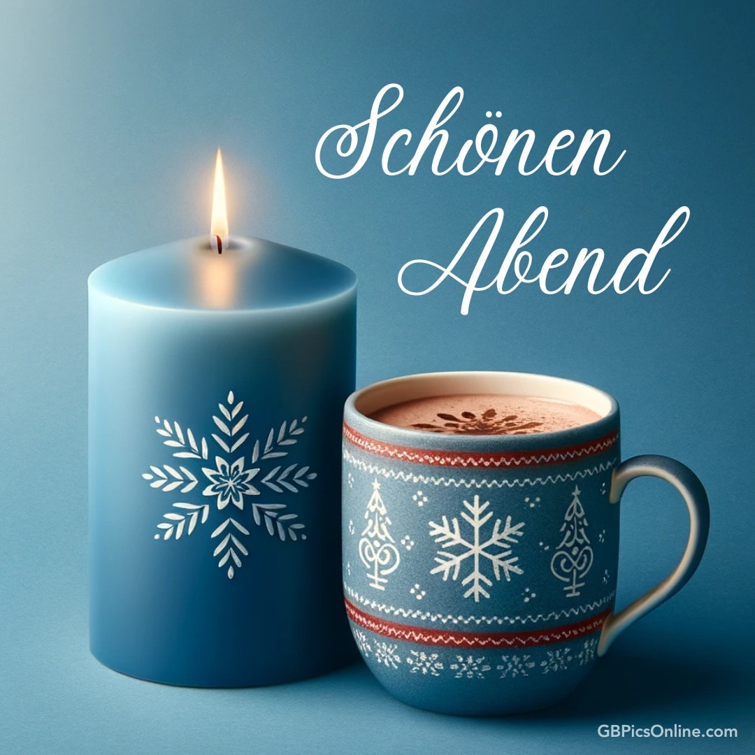 Eine brennende blaue Kerze neben einer Tasse mit weihnachtlichem Muster, dazu „Schönen Abend“ Text