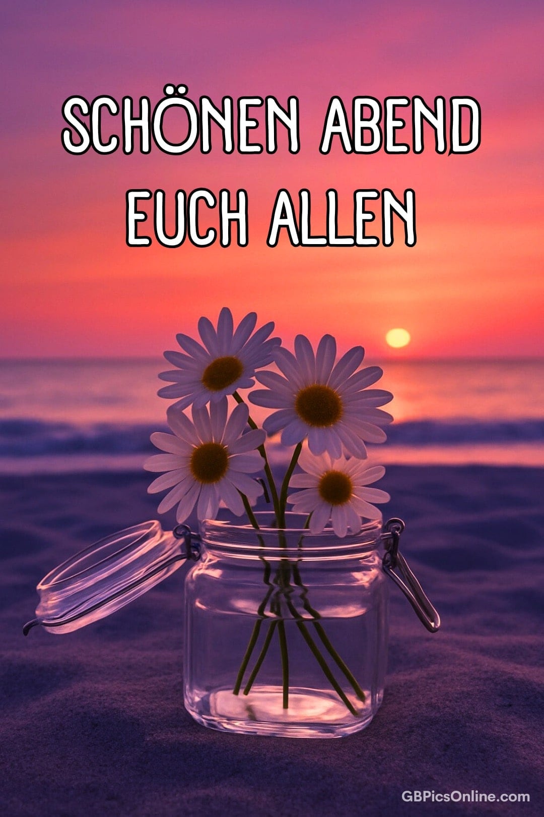 Gänseblümchen in einem Glas vor einem Sonnenuntergang am Strand