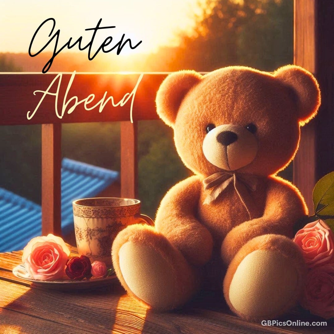 Ein Teddybär sitzt neben einer Tasse und Rosen auf einem Holztisch im Abendlicht. Text: Guten Abend