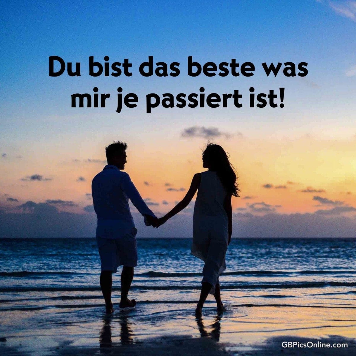 Ein Paar hält Hände am Strand bei Sonnenuntergang, mit Text „Du bist das beste was mir je passiert ist!“