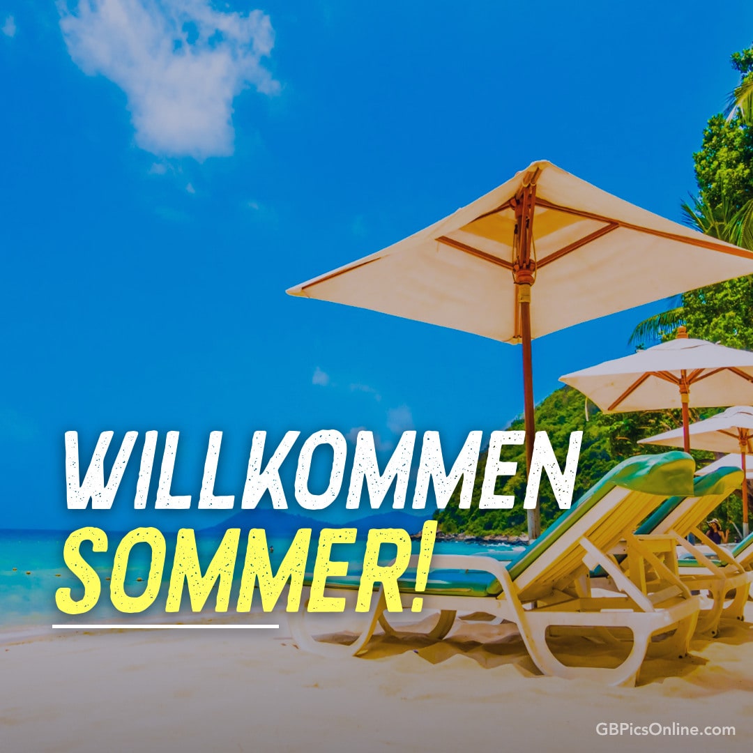 Strand mit Liegestühlen, Schirm und „WILLKOMMEN SOMMER!“ Text