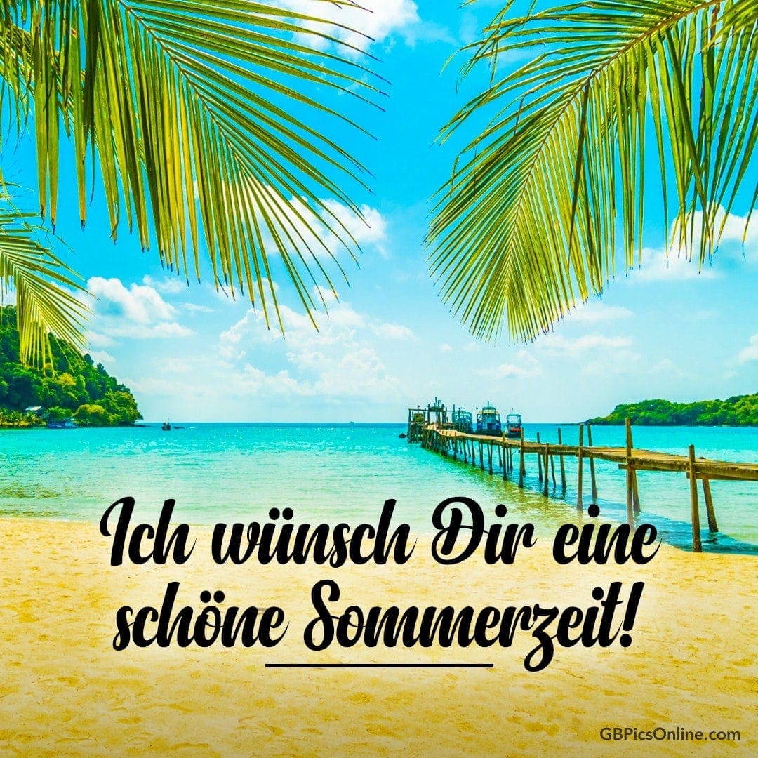 Tropischer Strand mit Palmen und Steg unter blauem Himmel. Text: „Ich wünsch Dir eine schöne Sommerzeit!“
