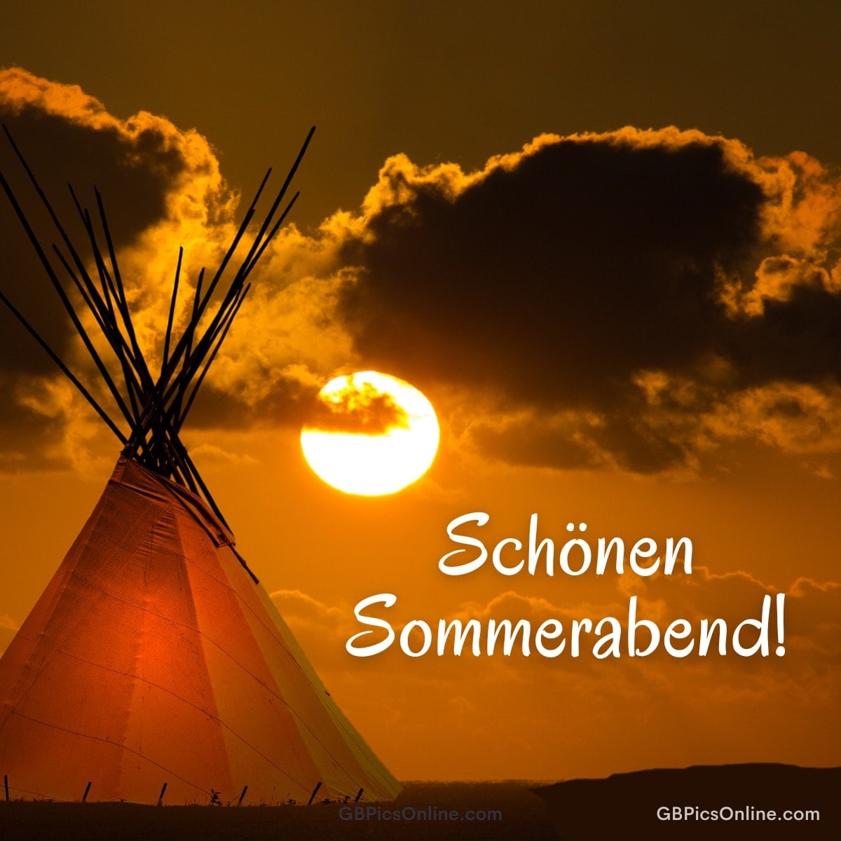 Tipi im Sonnenuntergang, leuchtender Himmel mit Wolken, Text „Schönen Sommerabend!“