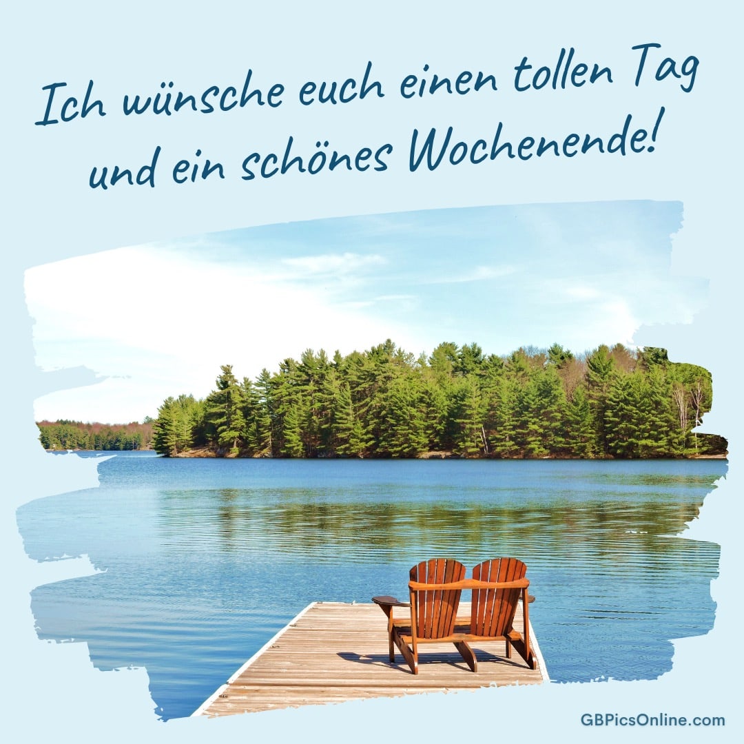 Zwei Holzstühle auf einem Steg, umgeben von Wald und einem ruhigen See