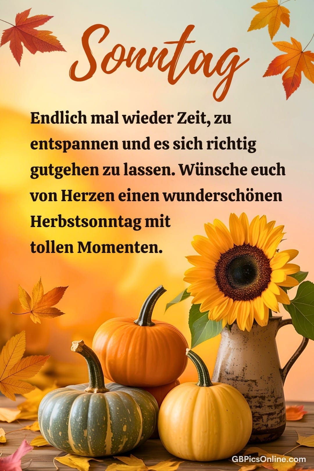 Kürbisse, eine Sonnenblume und Herbstlaub arrangiert neben Wünschen für einen entspannten Sonntag