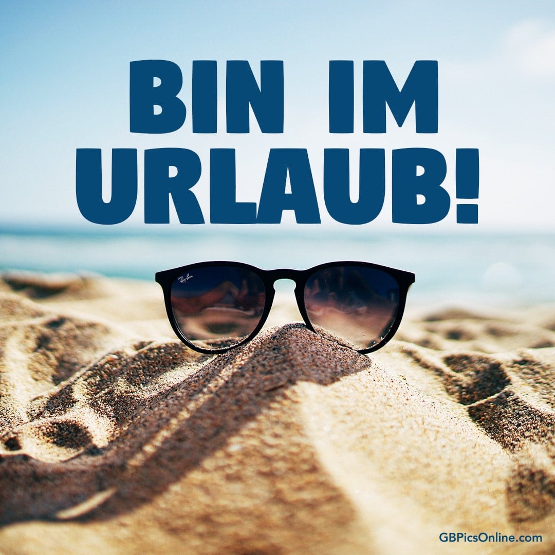 Sonnenbrille im Sand, Meer im Hintergrund, Text: „BIN IM URLAUB!“