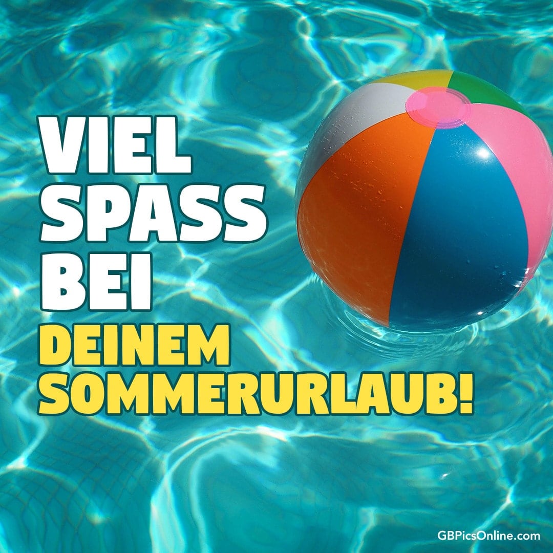 Bunter Ball schwimmt auf Wasser mit Wunsch „Viel Spaß bei deinem Sommerurlaub!“