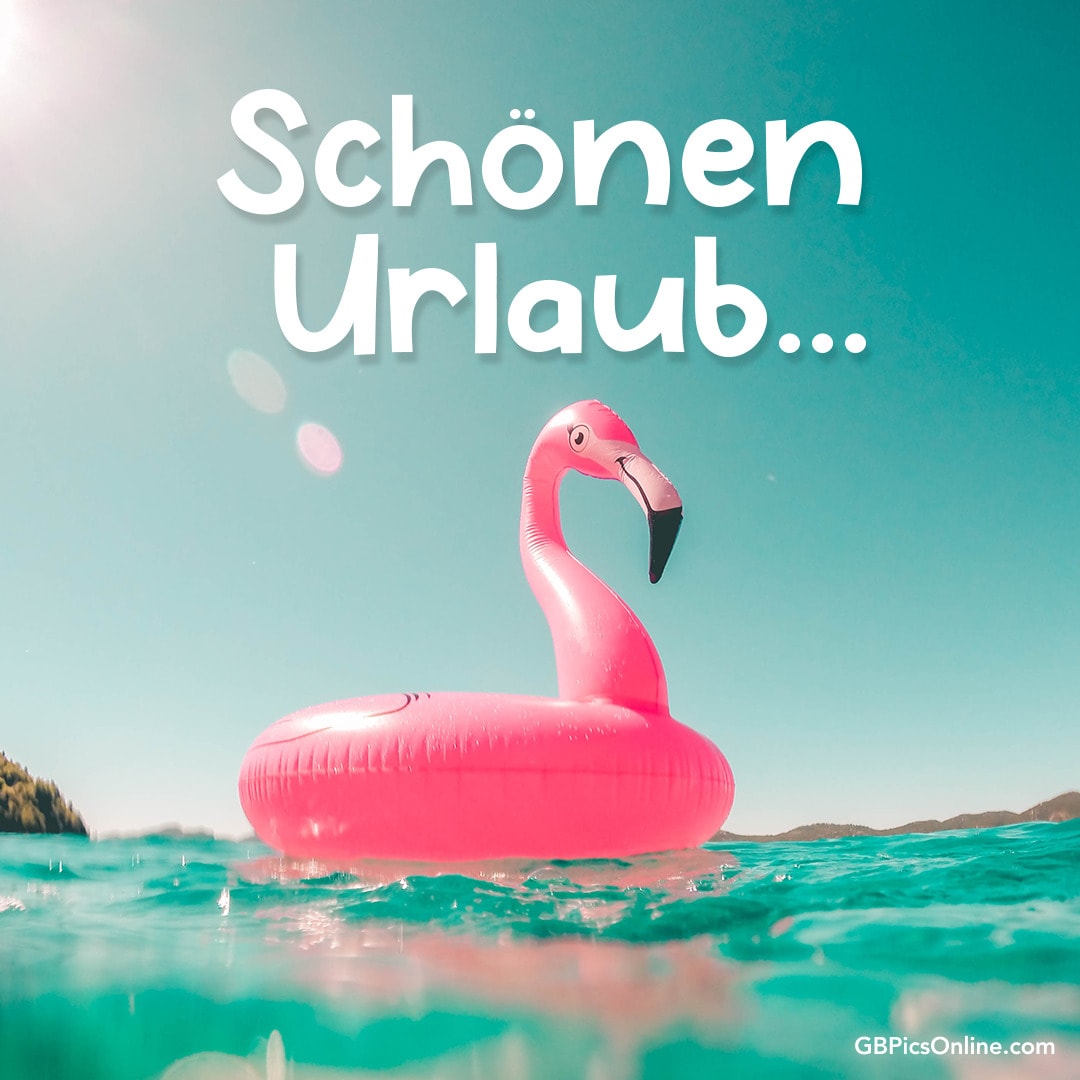 Ein rosa Flamingo-Schwimmring treibt auf klarem Wasser. Text: Schönen Urlaub