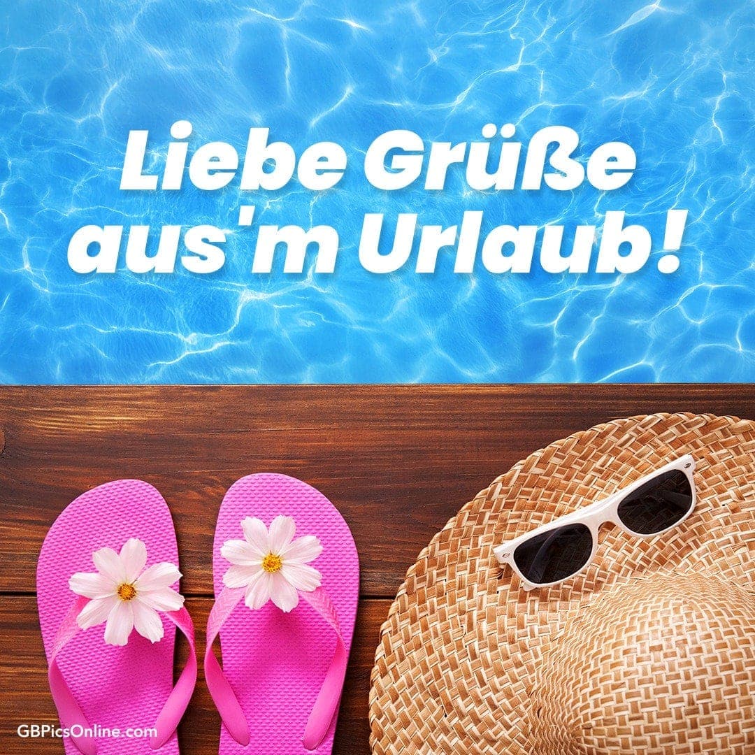 Rosa Flip-Flops, Strohhut und Sonnenbrille auf einer Holzfläche neben blauem Wasser. Text: Liebe Grüße aus'm Urlaub!