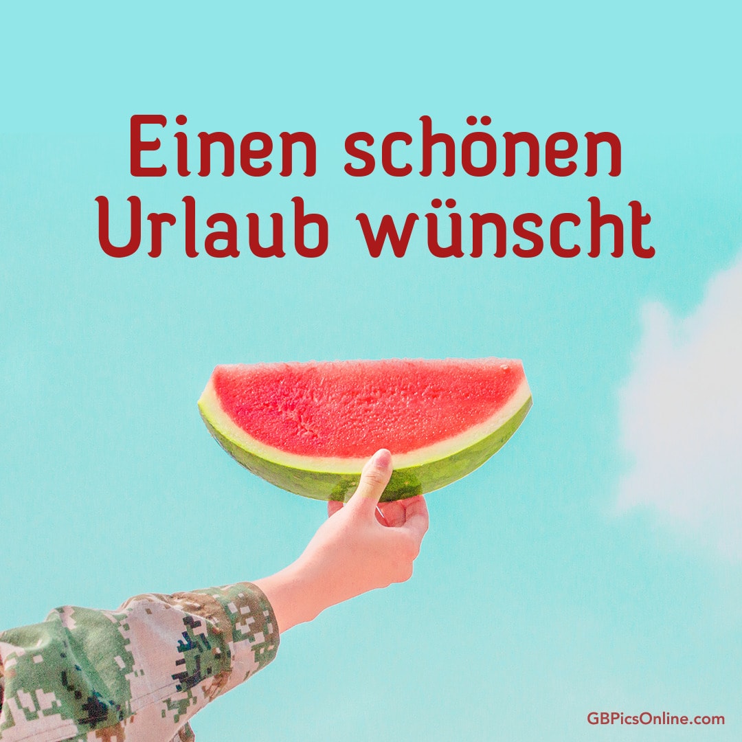 Hand hält Wassermelonenstück, Himmel im Hintergrund, „Einen schönen Urlaub wünscht“ Text