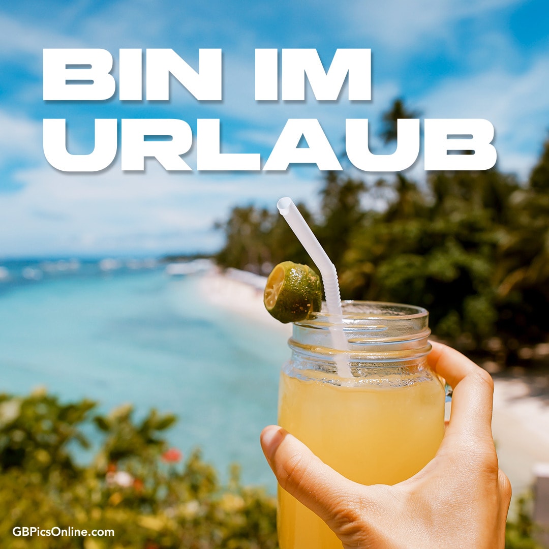 Hand hält Cocktail vor tropischem Strand, Schriftzug: Bin Im Urlaub