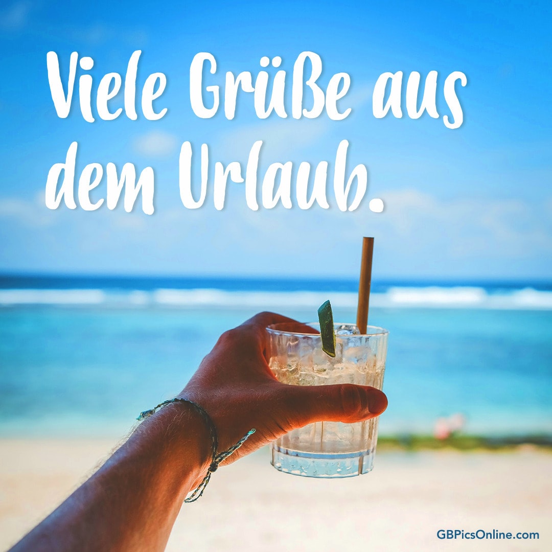 Arm hält Cocktail am Strand, Text: „Viele Grüße aus dem Urlaub.“
