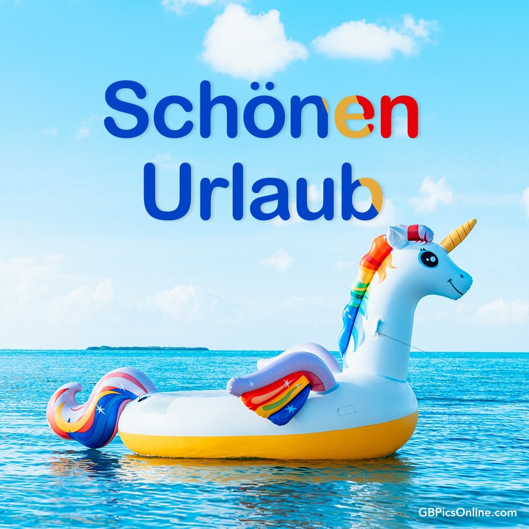 Einhorn-Schwimmreifen im Meer, blauer Himmel, „Schönen Urlaub“ Text