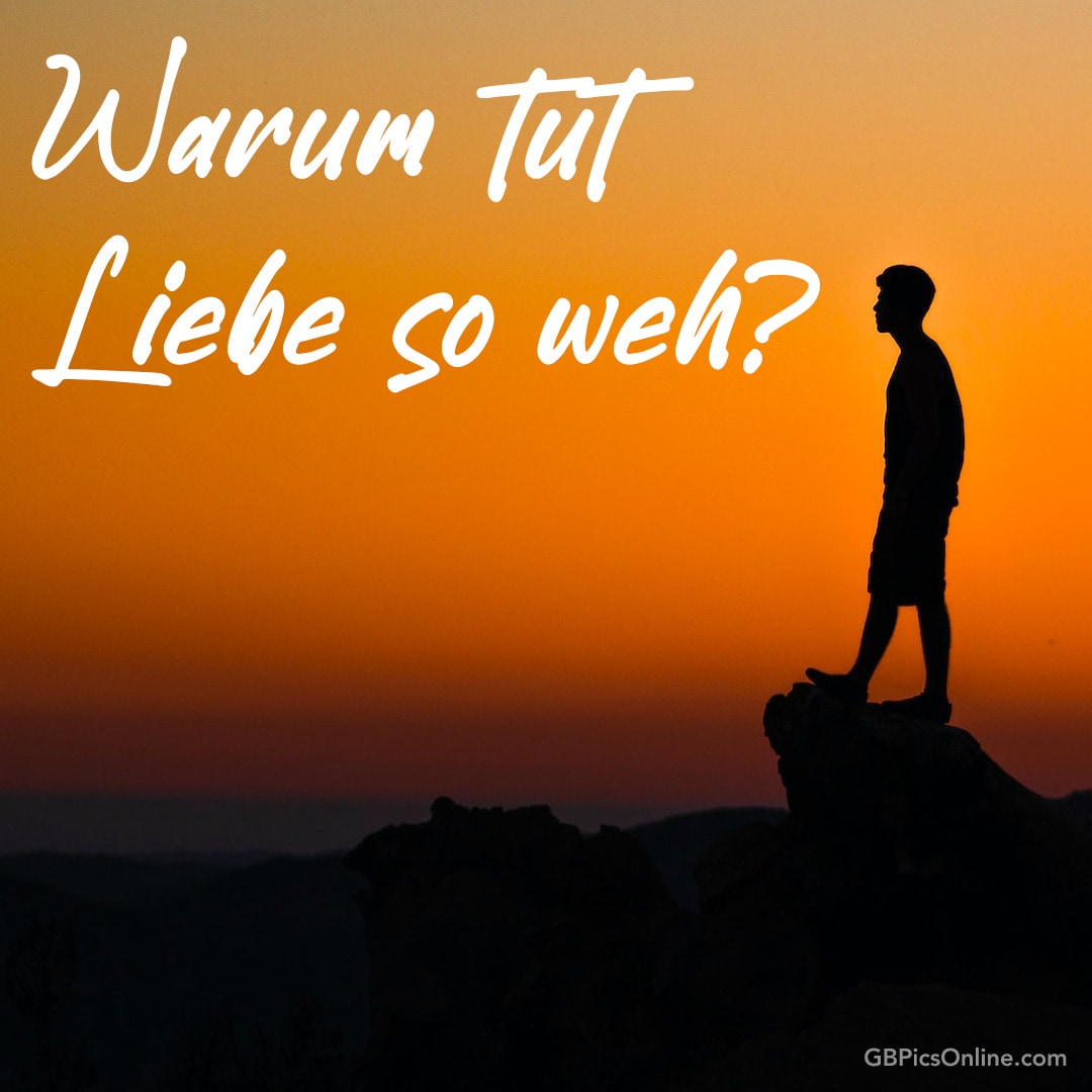 Silhouette eines Menschen bei Sonnenuntergang, Text: „Warum tut Liebe so weh?“