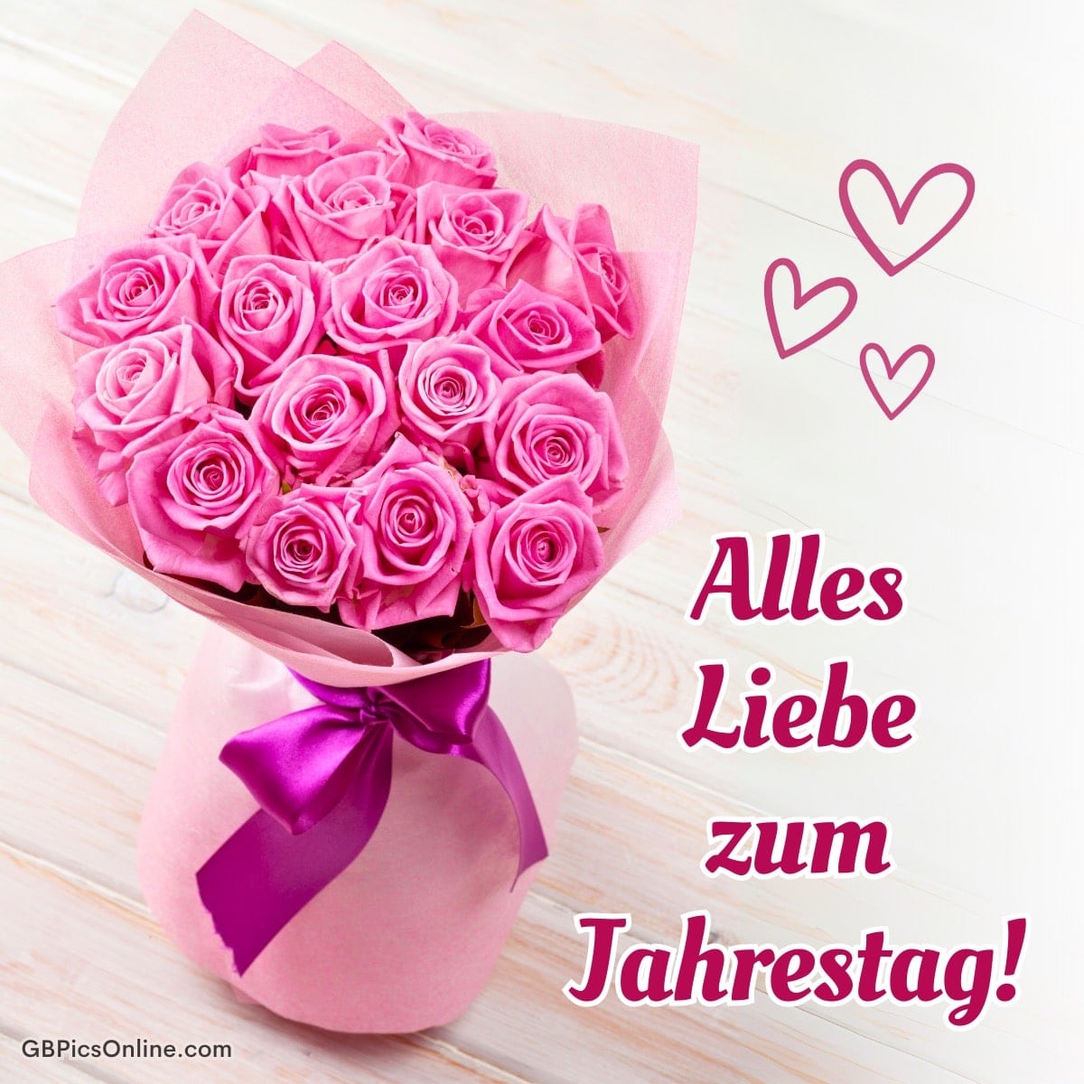 Ein Strauß rosa Rosen, eingewickelt in rosafarbenes Papier mit lila Schleife, und Grüße zum Jahrestag
