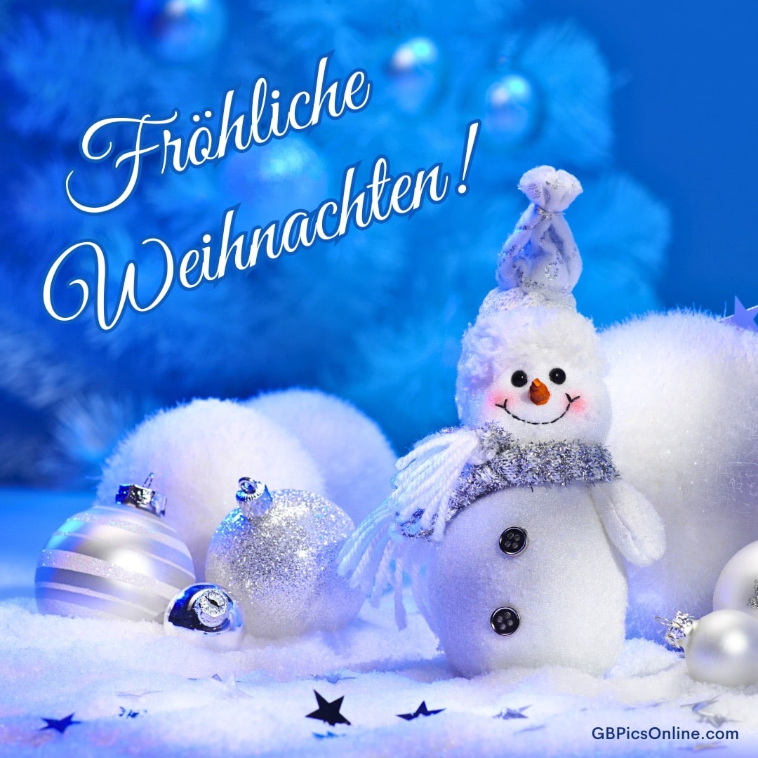 Ein fröhlicher Schneemann umgeben von glitzernden Christbaumkugeln und Schnee
