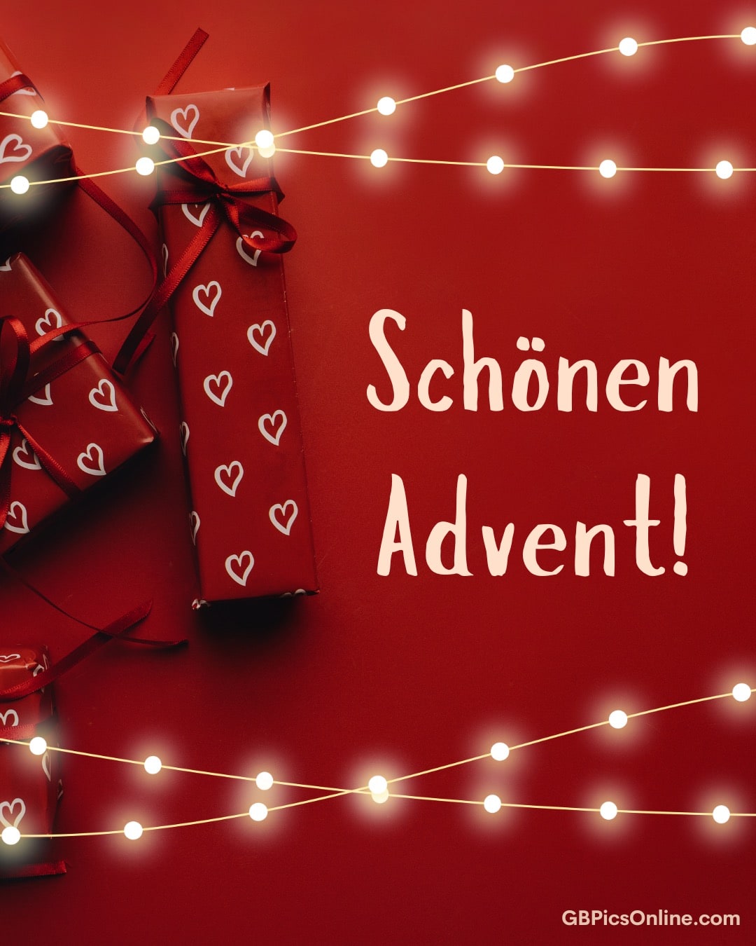 Rote Geschenke und Lichterkette mit „Schönen Advent!“ Wunsch