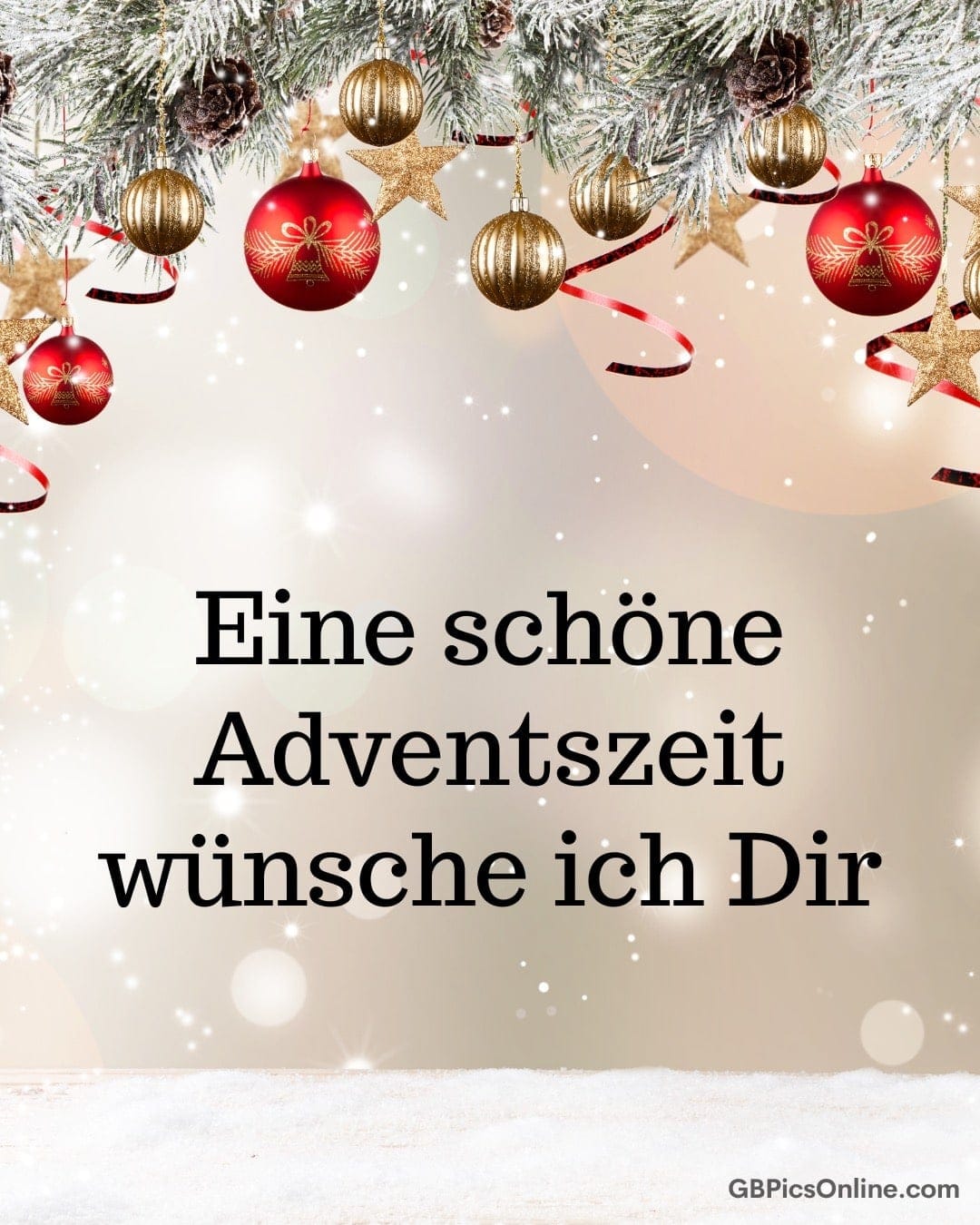 Weihnachtsschmuck mit Kugeln und Sternen an Zweigen
