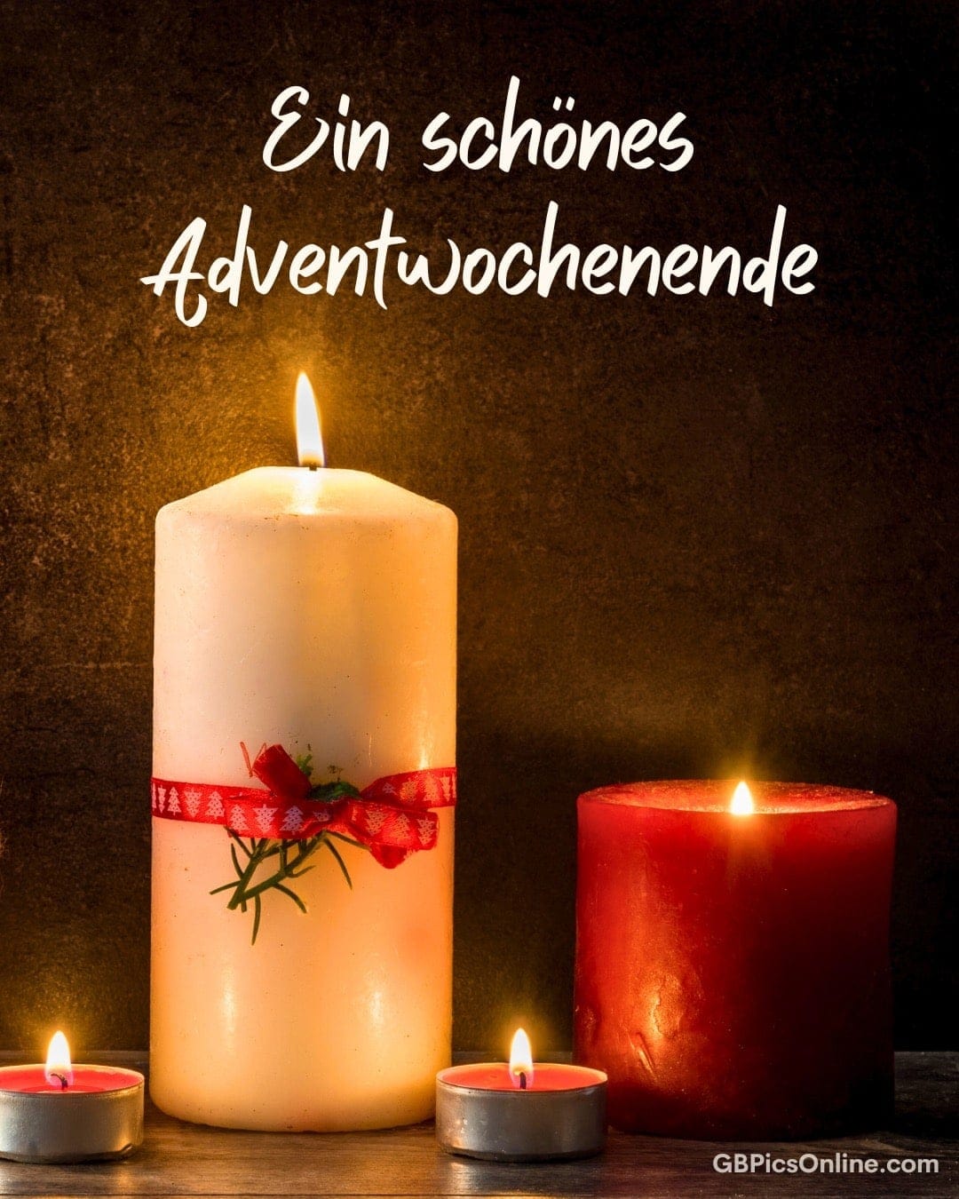 Brennende Kerzen mit rotem Band und angenehmer Dunkelheit
